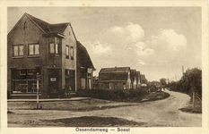 14447 Gezicht in de Ossendamweg met bebouwing te Soest; met links de voorgevel van een slagerij.